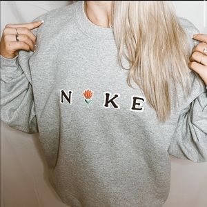 Light grey oversized nike crewneck + flower 🌸